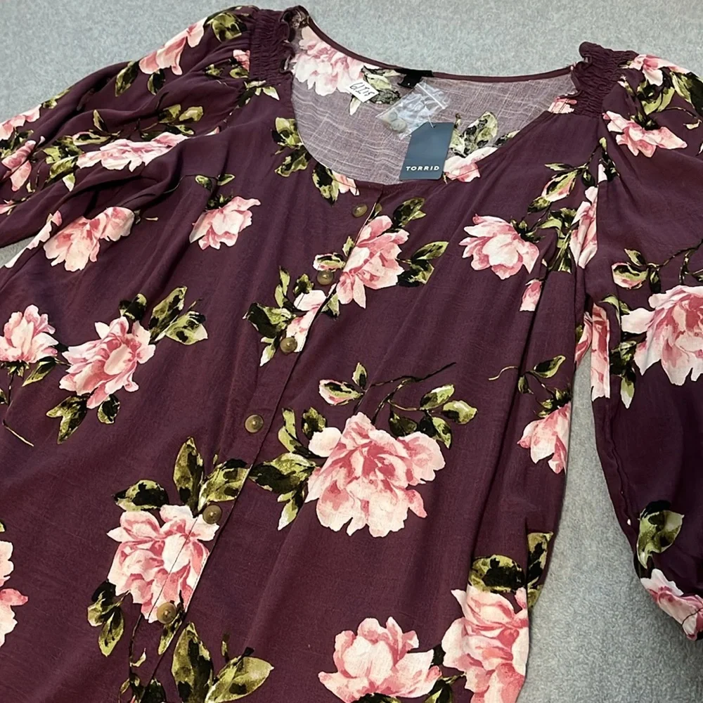 New Torrid Button Front Floral Top Size 1X Flowy Tunic